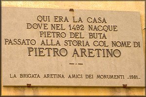 La targa in via Cesalpino che ricorda la zona dove nacque lo scrittore nel 1492